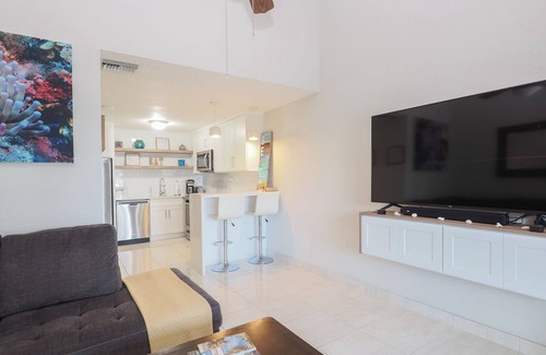 Bodden Town Apartamento | Ocean front 2 bedroom condo with pool