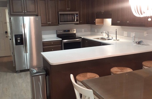Surfside Beach Condominio | Ocean Front, 2nd Floor Unit with Balcony, 2 Bedroom Sleeps Six