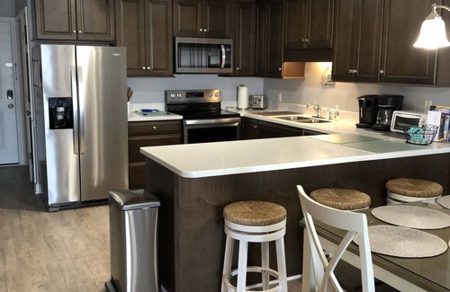 Surfside Beach Condominio | Ocean Front, 2nd Floor Unit with Balcony, 2 Bedroom Sleeps Six