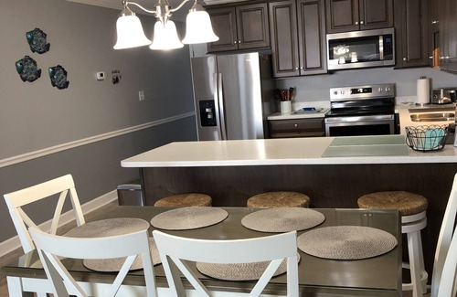 Surfside Beach Condominio | Ocean Front, 2nd Floor Unit with Balcony, 2 Bedroom Sleeps Six