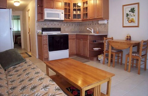 Makaha Condominio | AAA Asequible, Hermosa. Condominio romántico frente al mar
