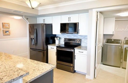 Daytona Beach Shores Condominio | OCEAN FRONT - Completely renovated ocean front condo with amazing sunrise views!