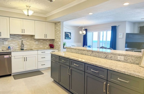 Daytona Beach Shores Condominio | OCEAN FRONT - Completely renovated ocean front condo with amazing sunrise views!