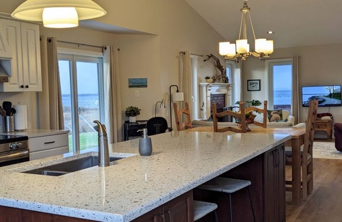 Sydney Mines Casa | Ocean front Cranberry Cottage. Close-NFLD FERRY, Cabot Trail, Baddeck, Louisburg