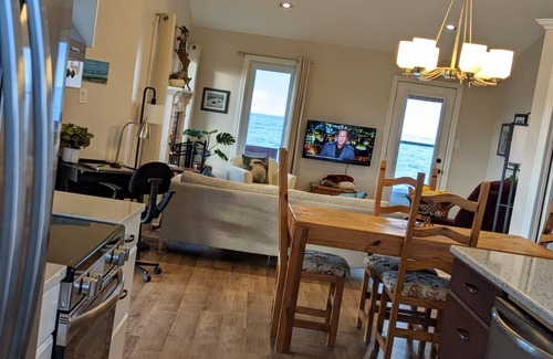 Sydney Mines Casa | Ocean front Cranberry Cottage. Close-NFLD FERRY, Cabot Trail, Baddeck, Louisburg