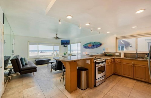 Mission Beach Casa | Justo en el famoso paseo marítimo de Mission Beach, 180 grados con vista completa al mar, estacionamiento para 3 autos