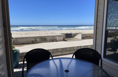 Mission Beach Condominio | Ocean Front on the Mission Beach Boardwalk!