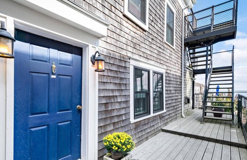 Commercial Street Apartamento | OCEAN FRONT RETREAT W/ Bath Amenities by Balmain, Hermès, Lanvin & Molton Brown