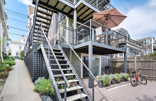 Commercial Street Apartamento | OCEAN FRONT RETREAT W/ Bath Amenities by Balmain, Hermès, Lanvin & Molton Brown