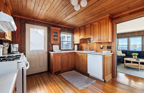 Greenbush Casa | Ocean Front Retreat, Family Friendly-Stunning Views! Walk to Beach + Harbor 4BR+