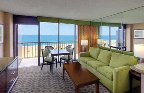 Northeast Virginia Beach Complejo | Ocean Front Studio at Beach Quarters - Sleeps 2