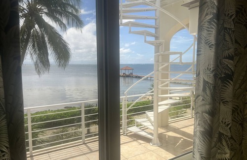 San Pedro Casa | Elegante y lujosa villa frente al mar de 2 dormitorios / 3 baños