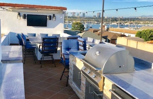 Balboa Peninsula Casa | Casa recientemente remodelada frente al mar con techo privado.
