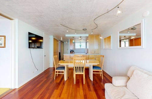 Waikiki Apartamento | Vista al mar y al puerto Waikiki apt w / lanai cubierto. ¡Caminar a todos lados! 30+ noche min