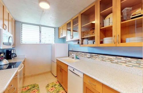 Waikiki Apartamento | Vista al mar y al puerto Waikiki apt w / lanai cubierto. ¡Caminar a todos lados! 30+ noche min