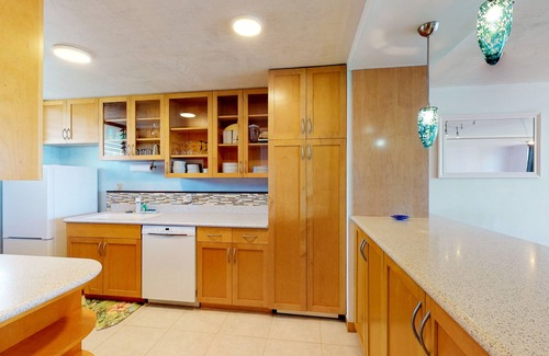 Waikiki Apartamento | Vista al mar y al puerto Waikiki apt w / lanai cubierto. ¡Caminar a todos lados! 30+ noche min