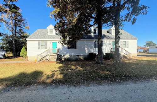 Chincoteague Casa | Ocean House 2 - duplex -Newly renovated. 3BR, 2 Bath duplex with back deck.