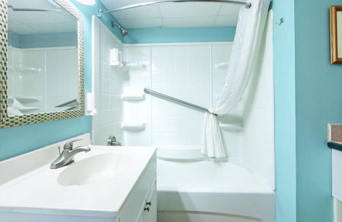 Northeast Virginia Beach Complejo | Ocean Key Resort Directly Across the Street from Beach with Balcony!