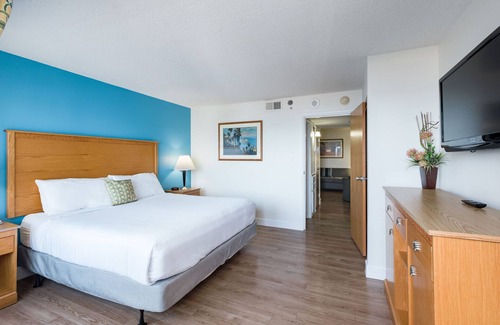Northeast Virginia Beach Complejo | Ocean Key Resort Directly Across the Street from Beach with Balcony!