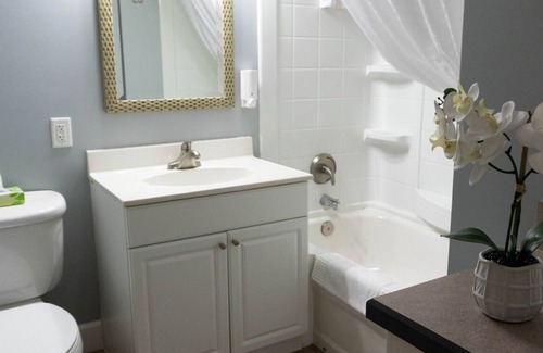 Northeast Virginia Beach Complejo | Ocean Key Resort 1 Bedroom Unit directly across the street from the OCEAN!!