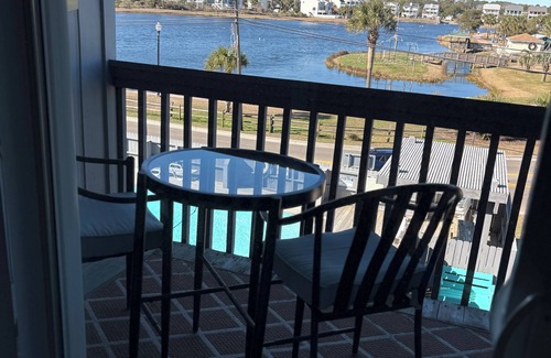 Carolina Beach Condominio | Vistas al mar / lago, condominio en la segunda fila, piscina, Wi-Fi y ropa de cama.