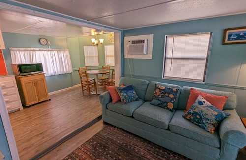 Myrtle Beach Complejo | Ocean Lakes bungalow just steps from the ocean.