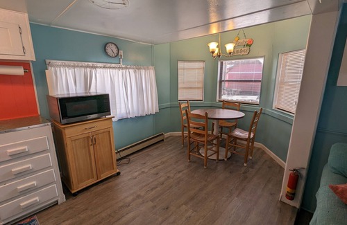 Myrtle Beach Complejo | Ocean Lakes bungalow just steps from the ocean.