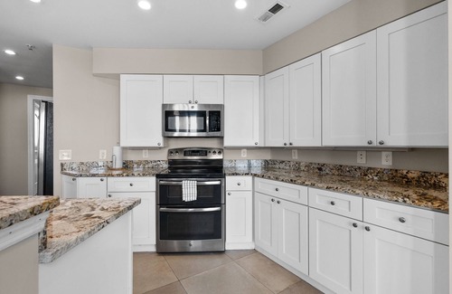 Myrtle Beach Condominio | Ocean Pearl: 7 BR Oceanfront Condo with Pool