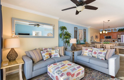 Panama City Beach Condominio | ¡Fechas de otoño disponibles! Condominio frente al mar Bellamente actualizado con servicio de playa