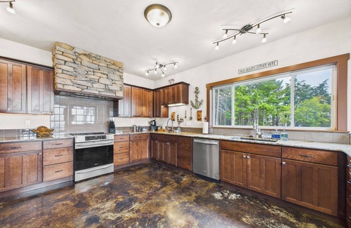 Shelter Cove Casa | Ocean's Overlook- Panoramic Ocean Views, Cozy and Comfortable