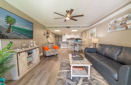 Panama City Beach Condominio | ~ Stay Salty @ Oceans Seven ~ Condominio en planta baja con sillas de playa gratuitas ~ Completamente renovado ~