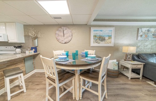 Panama City Beach Condominio | ~ Stay Salty @ Oceans Seven ~ Condominio en planta baja con sillas de playa gratuitas ~ Completamente renovado ~