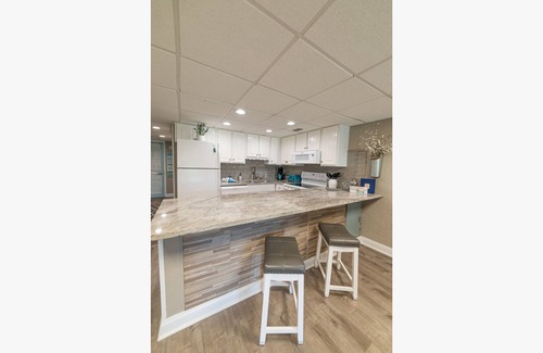 Panama City Beach Condominio | ~ Stay Salty @ Oceans Seven ~ Condominio en planta baja con sillas de playa gratuitas ~ Completamente renovado ~