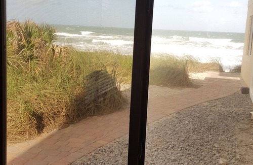 Satellite Beach Condominio | Ocean view 1st floor 2-bedroom condo in desirable Satellite Beach.