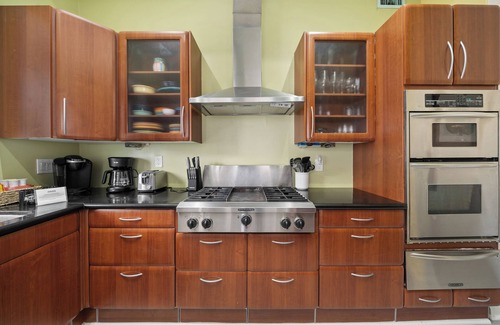 Hollywood South Central Beach Villa | Ocean View 2BR/2BA Full Kitchen + Balcony + Private Pool Courtyard!