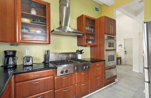 Hollywood South Central Beach Villa | Ocean View 2BR/2BA Full Kitchen + Balcony + Private Pool Courtyard!