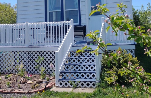Seal Cove Cabaña | Ocean view 3 bdrm cottage near Seal Cove Beach. Full kitchen, sleeps 6.