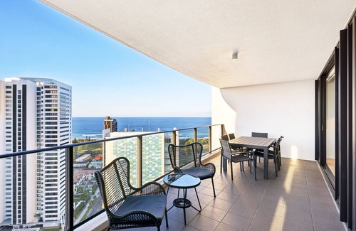 Broadbeach Apartamento | Ocean View 3-Bed with Gym, Pool, Sauna & Parking