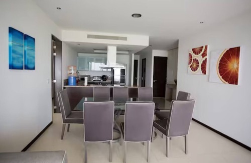 Cancun Apartamento | Pen 8C·Ocean view 3 bedroom condo! Infinity pool