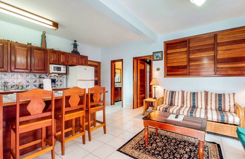 San Pedro Condominio | ¡Apartamento tranquilo con piscina compartida en el complejo frente a la playa, cerca de restaurantes y mucho más!