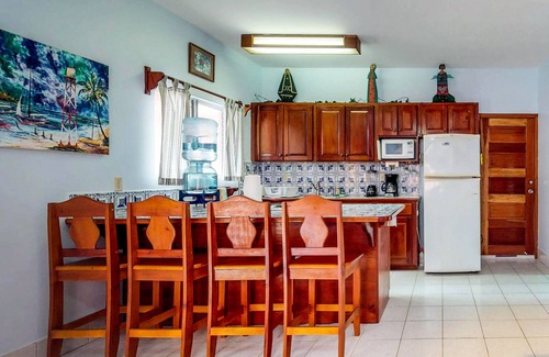 San Pedro Condominio | ¡Apartamento tranquilo con piscina compartida en el complejo frente a la playa, cerca de restaurantes y mucho más!