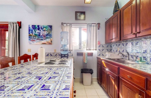 San Pedro Condominio | ¡Apartamento tranquilo con piscina compartida en el complejo frente a la playa, cerca de restaurantes y mucho más!