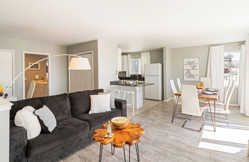 Cayucos Casa | Ocean View Cayucos Bungalow w/ Courtyard Lounge, Patio & Beach Access