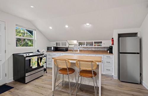 Solana Beach Condominio | Ocean View Charming 1 BR w/ Large Deck - Walk to Beach & Cedros in Solana Beach