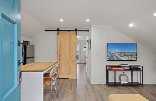 Solana Beach Condominio | Ocean View Charming 1 BR w/ Large Deck - Walk to Beach & Cedros in Solana Beach