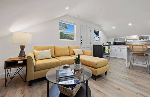 Solana Beach Condominio | Ocean View Charming 1 BR w/ Large Deck - Walk to Beach & Cedros in Solana Beach