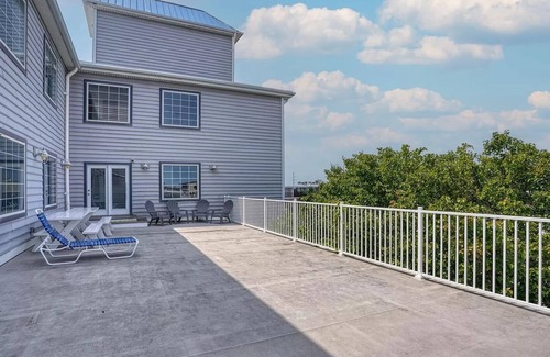 North Ocean City Condominio | Just 90 steps from the beach! Cozy 1-bdrm condo.
