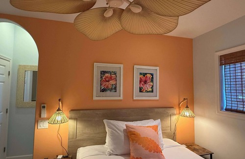 Kahana Cama Y Desayuno | Ocean View Hibiscus Ensuite w. Garden | Maui B&B | Breakfast, BBQ & Free Parking