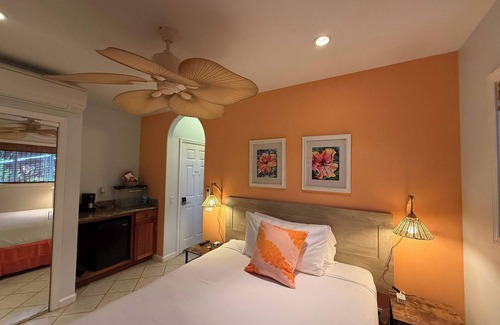 Kahana Cama Y Desayuno | Ocean View Hibiscus Ensuite w. Garden | Maui B&B | Breakfast, BBQ & Free Parking