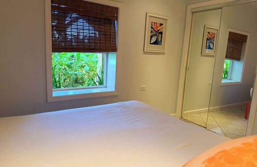 Kahana Cama Y Desayuno | Ocean View Hibiscus Ensuite w. Garden | Maui B&B | Breakfast, BBQ & Free Parking